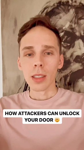 This is how fast hackers can unlock a door. 📹@0day | ScorpSec