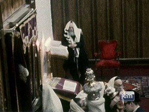 Le Rabbi prend part aux prières du matin pendant les jours intermédiaires de Pessa'h en 1976. Pesa'h 5736 - 1976 | JEM Français