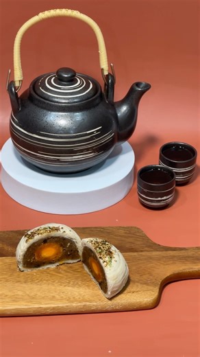 Wondering about what's inside of our Homemade Teochew Mooncake? Well, look no further as we get an inside look of the yummy fillings & intricate swirls! 📢 Don't miss out and pre-order now with the link in BIO "Homemade Teo Chew Mooncakes"⁣ ⁣ #shangrilarasaria #rasaria #rasariaresort #shangrilahotel #destination #cuisine #foodie #foodporn #makanmakan #holiday #beautiful #dinner #holidays #fun #luxuryvacation #sabahtourism #sabah #borneo #kotakinabalu #foodparadise #destinationbeautiful #kkcity #