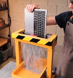 615K views · 1.4K reactions | Transforming an old laptop into a durable phone case! | 5-Minute Crafts Men | Facebook