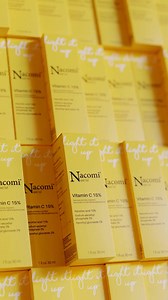 Η Βιταμίνη C είναι το must have ενεργό συστατικό της skincare ρουτίνας σου που προσφέρει μερικά από τα σημαντικότερα οφέλη στην επιδερμίδα καθώς, χάρη στις αντιοξειδωτικές της ιδιότητες, συντελεί στη μείωση των ελεύθερων ριζών και στην επιβράδυνση της διαδικασίας γήρανσης. 🍊💆🏻‍♀️ Οι τρεις τύποι βιταμίνης C που περιέχονται στη φόρμουλα του Next Level Vitamin C 15% Serum της Nacomi Natural Cosmetics έρχονται για να καταπολεμήσουν το θαμπό δέρμα και τα προβλήματα αποχρωματισμού, αλλά και να βοηθ