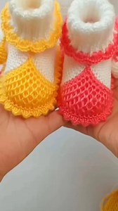Knitting baby booties, woolen jurab banane ka tarika #dipaknitting #bunai #knittinglove | Dipa knitting