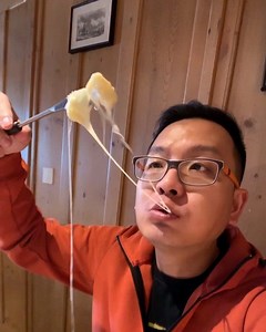 [GRUYERES CHEESE] MUST TRY! Makanan pertama koko di Swiss dan langsung dapat yang WOW. Kalau ke Swiss gak makan “Cheese Foundue”, jangan pulang deh. . Kalian tahu kan Swiss Cheese? Dari namanya saja sudah jelas Swiss terkenal bikin cheese. Salah satu jenis paling terkenal namanya “Gruyere”. Namanya berasal dari kota Gruyerr yang satu-satunya di dunia produksi cheese ini. Kalian bisa lihat di story lengkapnya, koko ada ke pabriknya terus ke Castle zaman Medieval @chateaudegruyeres . Singkat cerit