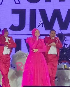 Showmanship Datuk Siti Nurhaliza memang A ! Penyanyi nombor satu negara ini lincah mempersembahkan rangkaian lagu Ku Mahu, Ku Milikmu dan Satu Cinta Dua Jiwa. | Remaja