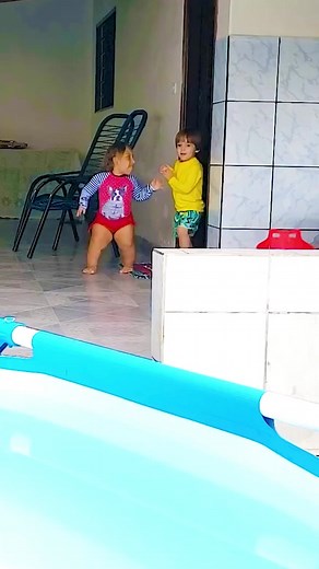 Diversão na Piscina com a Família MC Divertida