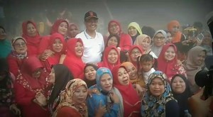 “Sejuta kabut turun perlahan. Menyelimuti jalan pagi kami yang dingin dilereng gunung Singgalang". #sejutajanjang #berjutakenangan #AyokeAgam | Indra Catri