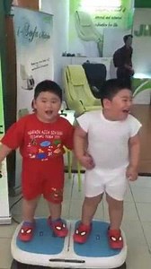 These two kids are having the BEST time on this fat loss vibration plate 😂😂 | Raichu Fort