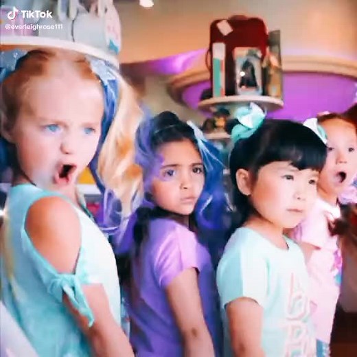 Ev dancing with her friends l so cute l #foryoupage #foryou #fyp #fy