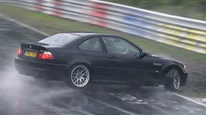 Superficie mojada hace que un auto derrape en curva del Nürburgring