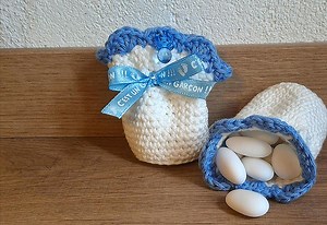 Pochon baby shower garçon – Cadeaux invités – Gender reveal – Naissance – Fait main crochet – Bleu – Sachet dragées - Etsy France