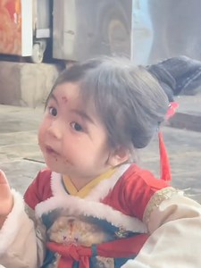 5.5K views · 164 reactions | A scene on the streets of China: a two-year-old cute baby, wearing an exquisite Hanfu, holding grilled skewers in her little hands, savoring every bite. The perfect fusion of the classical beauty of Hanfu and the innocence of the cute baby creates an enchanting sight that draws extra glances from passersby!#Hanfu#interesting | Real Time China | Facebook