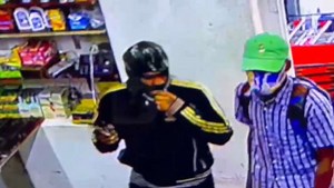 Cops hunt gunmen after daring daylight robbery caught on video - Jamaica Observer