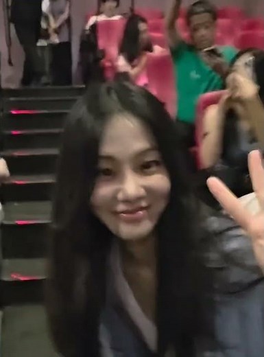 너무 떨려서 파르르 흔들림..😜 #한지은 #배우 #영화 #온리갓노우즈에브리띵 #무대인사