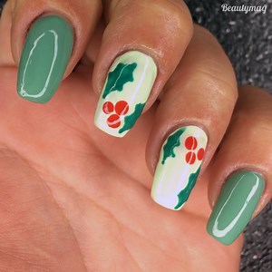 The christmas it's near!!! Prepare your nails!!! Follow Nails Art Design Magazine For More Christmas Ideas!!! | BeautyMag Nails