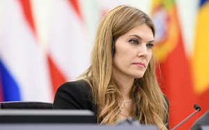 Suddeutsche Zeitung: «Η Εύα Καϊλή στο ρόλο της αθώας διωκόμενης» | Το Κουτί της Πανδώρας