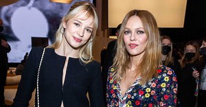 Angèle (trop) craquante en haut tie & dye pour reprendre un tube de Vanessa Paradis