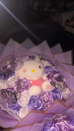 Purple hello kitty ramo! #hellokitty #floreseternas #hellokittyramo #flowers #cow #florist #fyp