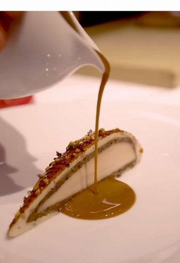 Redefining a French classic? Alex Dilling gives Hunter Chicken a British twist with corn-fed chicken, mushroom duxelles, smoked bacon and lemon thyme mousse, all finished in rich Albufera sauce. 📍Alex Dilling, Hotel Café Royal ⭐⭐ London, UK #Plating #MICHELINGuide #AlexDilling #London #HotelCafeRoyal