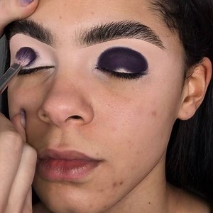 STEP BY STEP 🧜‍♀️🐠🦚💜 Plouise Makeup academy Eyebase shade 2 BPerfect Cosmetics Stacey Marie Make-Up Artist Carnival palette Lick and Lash Beauty 35 E palette Sample Beauty Paradigm Shift palette Melkior Professional UK Lime single shadow Makeup Geek Curfew and Peacock Lashes @_eden_lashes_ E11 Brows @anastasiabeverlyhills Medium brown dipbrow pomade Brow soap Skin NARS Cosmetics Natural Radiant Longwear foundation Barcelona Barry M All night long concealer shade 1 fentybeauty Universal powde