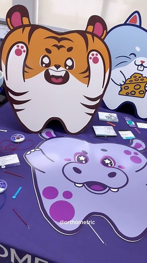 Os brindes mais fofos que vão deixar a sua rotina ainda mais completa e charmosa! Corra garantir a sua coleção de Bowis e Canecas Orthozoo! Nas compras acima de R$599.00 em produtos orthometric você ganha um Bowl 💜 Disponíveis nas melhores dentais do Brasil #Orthometric #OrthoZoo #Ortodontia | Orthometric