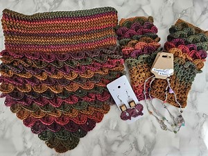 Crochet Dragon Scale Gift Box: Fingerless Gloves, Cowl, Earrings, Necklace - Etsy