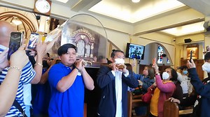 23 reactions | (LOOK) The relics of St. Therese of the Child Jesus are carried by policemen and devotees at the Baguio Cathedral at 1:30 p.m. on Thursday, the third day of its visit to Baguio City and Benguet. The relics will be brought to the Philippine Military Academy before being taken to Urdaneta, Pangasinan. | Photos and video by via Liza Agoot | Philippine News Agency | Facebook
