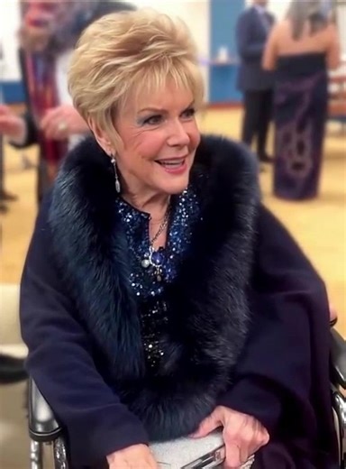 Reconnais-tu cette star des années 60 ? 😲👧 C'est l'une des artistes féminines les plus vendues de tous les temps, avec plus de 80 millions de disques vendus. 🔥 La star a perdu l'amour de sa vie à cause de la désapprobation de son père. 😢💔 Elle a également enduré la mort tragique de son jeune frère. 🤷‍♂️➡️ Découvre son nom et toute l'histoire dans les commentaires ci-dessous ⬇️⬇️⬇️ | L'Actu avec le sourire.