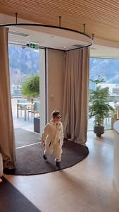 Laisse un commentaire sous ce post ⬇️pour recevoir les infos sur cet hôtel 😅Dépenser en 2 jours le budget vacances d’une semaine ; clairement ça peut sembler fou, limite stupide… Mais laisse moi t expliquer pourquoi, je n ai aucun regret ! ✨Le moment où tu poses les pieds ici, t’as l’impression d’entrer au paradis des familles (oui,oui, vraiment) Déjà il y en a beaucoup d autres, donc tu te sens directement à l’aise, pas l impression de déranger, même dans un cadre raffiné et élégant. Ensuite,