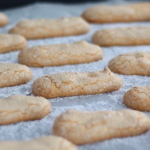 Bolacha CHAMPANHE sem gluten 🍾 Nunca foi tão fácil fazer em casa a bolacha mais chique do mundo * Também pode ser feita com FARINHA DE TRIGO (versão gluten) 🔸 Receita detalhada aqui: --> https://pt.petitchef.com/fid-1568029 🎥 Assista mais vídeos em nosso canal Youtube: 👉https://www.youtube.com/petitchefpt | As receitas com vídeo do Petitchef