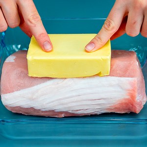 94K views · 63 reactions | Fleisch richtig zubereiten! Ein Geheimnis einer Hausfrau aus Deutschland Zutaten: Schweinefleisch - 600 g weiche Butter - 100 g Rosmarin - 10 g Petersilie - 10 g Knoblauch - 3 Zehen Hühnerbrühe - 200 ml Zwiebel - 3 Stück Blechgröße 22 x 22 cm IM BACKOFEN 180 °C/1 STUNDE für die Garnitur: Öl - 200 ml Kartoffeln - 500 g Knoblauch - 1 Stück Rosmarin - 10 g | Cookrate - Deutschland | Facebook