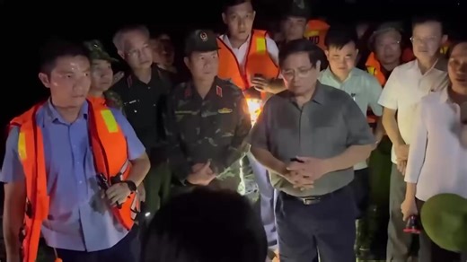 2.4K views · 48 reactions | Ngay trong đêm, Thủ tướng Phạm Minh Chính đã trực tiếp đến địa bàn xã Đa Phúc, thành phố Hà Nội (huyện Sóc Sơn cũ) để chỉ đạo công tác phòng chống lũ lụt và động viên thăm hỏi kịp thời đến toàn thể nhân dân.  Hà Nội News | Vietnam Economics | Facebook