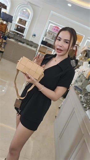 1.2K views | 癩 Bottega Veneta Cassette Bag เอกลักษณ์งานสาน Intrecciato ที่ไม่เหมือนใคร  ถือเมื่อไหร่ก็ดูเก๋ มีสไตล์สุด ๆ #BottegaVeneta #CassetteBag #LuxuryBag | ไลฟ์สดแม่ค้าก้อยเพจ2 สินค้าแบรนด์เนมของแท้รับประกัน | Facebook