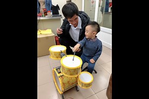 爸爸，您這幾天好嗎？ 從您離開的那一天開始，好多好多的朋友來看你，大家都有好多的不捨，您有看到嗎？ 前幾日，您透過林府元帥交代我們三個孩子的事情，我們已經全部明白了。您的關懷和囑託，讓我們深深感受到您對我們的愛與不捨。 我們知道，您最擔心的二女兒，總讓您牽掛在心。但請您放心，我們會好好地照顧她，未來我們都會攜手同行，不讓她感到孤單與無助，給予她足夠的愛與支持。 而您對冠維的囑託更是一種責任，您每次都叮嚀著冠維一定要務實和善良，您告訴我們：「做人要正直，心存善念。」就跟您的為人一樣，永遠那麼善良與正義。 爸爸，您現在是不是正吃著您前幾天說想吃但卻吃不下的鴨腳翅湯？那道你最愛的食物，每次提到它，您的眼中都帶著快樂，可是，那幾日您的身體越來越虛弱，連一口熱湯都難以下嚥，讓我們好心疼。 現在的您，是不是已經不用再被病痛折磨？是不是可以自由地四處走動，再也不用被那些冷冰冰的點滴線綁住？我們希望，在那個沒有痛苦的世界裡，您能重新找回曾經的健康與快樂。 爸爸，您以善良的力量讓身邊的人敬重，以勇敢的態度面對生活中的挑戰，以堅強的意志承受人生的高低起伏，這些成為了我們寶貴的榜樣。 還有您一生深耕的永康區