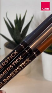 Noir intense ou coloré, notre crayon contour yeux Avon True Glimmerstick, N°1, est l'allié parfait pour sublimer votre regard ! 😍 Sa texture fondante glisse facilement sur la paupière pour un tracé précis et confortable. 💦 Formule waterproof pour une tenue longue durée 🌟 Jusqu'à 12h de tenue, sans transfert 🌈 Disponible en 12 teintes : classiques, nudes et nuances pop et colorées ! أسود مكثف أو ملون ونابض بالحياة، قلم تحديد العيون GLIMMERSTICK سيجعل نظراتك أجمل من أي وقت مضى ! 😍 قوامه الكري