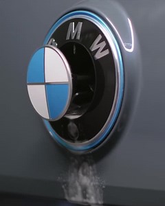 Znate li šta se krije iza ovog amblema? U samo tri poteza, možete dopuniti tečnost za čišćenje vetrobranskog stakla ili opcionalnih prednjih i zadnjih kamera. Tako jednostavno, zar ne? Ovo je prava suština BMW Shy-Tech filozofije, gde tehnologija ostaje skrivena dok vam ne zatreba. BMW iX #BMW #THEiX #carhack #shytech #BMWSrbija BMW iX xDrive40: Kombinovana potrošnja energije: 21,0 – 19,3 kWh/100 km. Kombinovana emisija CO2: 0 g/km. Svi podaci prema WLTP standardu. BMW iX xDrive50: Kombinovana p