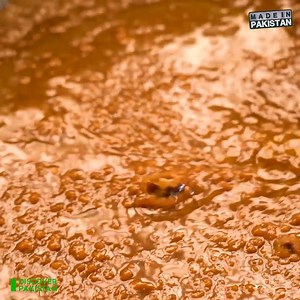 دنیا بھر میں مشہور ملتانی سوہن حلوہ فیکٹری میں کیسے تیار کیا جاتا ہے؟ لاجواب کوالٹی کے سوہن حلوے کی تیاری Making of Original Multani Sohan Halwa in Factory | Made in Pakistan #Multan #SohanHalwa #multanisohanhalwa #desifoods #madeinpakistan | Made In Pakistan