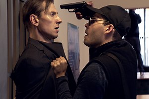 Kirúgja az ember alól a széket A Viszkis első előzetese