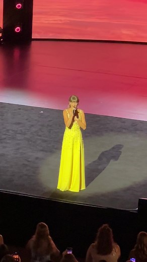 Taylor Swift introduces Randy Newman at Toy Story 5 premiere