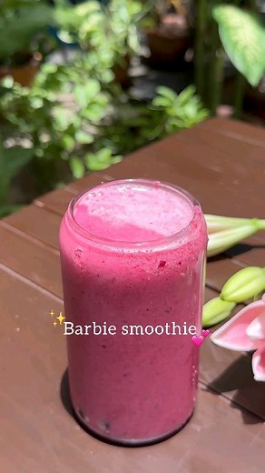 Here's a barbie smoothie recipe that's on-trend and tasty, too!🩷🏩 Presenting a healthy (and equally gorgeous) smoothie packed with the goodness of bananas, beetroot, cherries, milk and some chia seeds, only for you. This one is sure to add a blushy glow to your face ✨ Are you ready to start your mornings off with this nourishing delight? #ConsciousFood #consciousfoodindia #barbie #barbiesmoothie #trending #barbiestyle #pink #pinktrend #healthyrecipe #healthysmoothies | Conscious Food