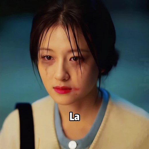 La chica tiene una pulsera que puede cambiar su apariencia #kdrama #tiktok #movie