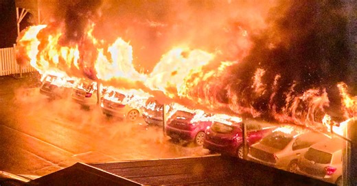 Helsingissä paloi kahdeksan autokatoksessa ollutta autoa – silminnäkijä kertoo kovasta pamauksesta