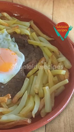 Bitoque à Portuguesa | Receita Fácil e Rápida! Aprenda a fazer o autêntico Bitoque à Portuguesa, um dos pratos mais emblemáticos da nossa gastronomia! Esta receita tradicional é perfeita para um almoço ou jantar em família. A receita que a sua avó fazia! ❤️ Este é o prato que define a nossa infância! Pronto em 30 minutos! Bife suculento, ovo estrelado perfeito e batatas fritas crocantes - é impossível resistir! 🥩 Ingredientes: - 4 Bifes de vaca - Sal a gosto - 3 dentes de alho - 3 folhas de lou