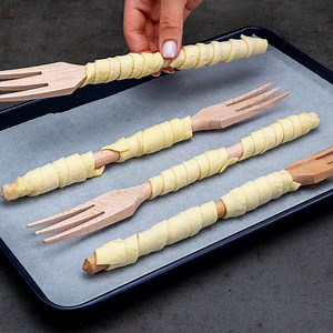 198K views · 1.7K reactions | Puff pastry on the wooden forks’ tail - a trick for perfect cones! Ingredients: puff pastry - 500 g (17.64 oz) eggs - 1 piece dark chocolate - 120 g (4.23 oz) pastry cream - 200 g (7 oz) whipping cream - 150 ml (5.07 fl oz) | Appetizing.tv | Facebook