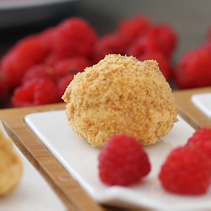 Raspberry Cheesecake Bites Summer time is perfect for chilled no bake desserts, and these raspberry cheesecake bites are one of best treats for this season. Full recipe here: http://bit.ly/2bwgU3J | Home Cooking Adventure