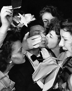 Frank Sinatra surrounded by his fans, 1940s | History of Cinema
