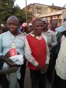 RECUEM, RECUEM, PODEM SE RENDER! Homens da FRELIMO severamente expancados por populares... | Estudantes Universitários de Moçambique