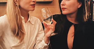 gummistövlar i lera och gucciväska på bar. | Sandra Beijers blogg