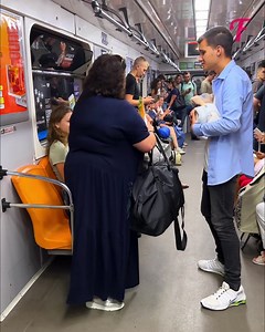 29K views · 73 reactions | Unos desconocidos ceden su asiento a un joven padre y se enfadan al no ver ningún niño. | Fabiosa Diario | Facebook