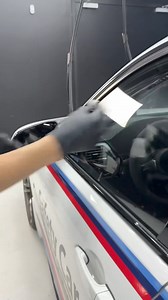 Janne lägger Magnify - Glass Coating för första gången 💦 Ni ser ju hur enkelt det är 😁 Viker man ut den ytterligare en gång går inte riktigt lika mycket medel åt, men oavsett, sjukt enkel att använda och helt fri från Pfas och andra shady saker 💦 Släpps på fredag 16/8 10:00 💦🇸🇪💦 tershine.com #tershine | Tershine