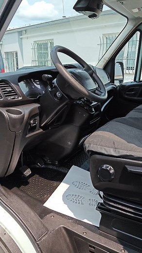 Iveco: Z pracovního nástroje opět do čisté kanceláře na kolech! ✨ Pracovní dodávky jako je Iveco dostávají zabrat. Bláto, prach, pot a často i zbytky nákladu – to vše se podepisuje na interiéru. Dnes jsme se pustili do kompletního oživení vnitřku jedné takové dodávky Iveco, abychom z ní opět udělali příjemné a hygienické pracovní prostředí. Naše speciální péče pro pracovní vozy zahrnovala: * Hloubkové čištění a dezinfekce: Žádný kout jsme nenechali bez povšimnutí. Zaměřili jsme se na odstranění 